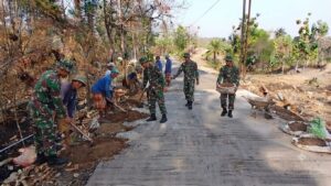 Mbminvestigasi.com | Tak Kenal Hari Libur, Satgas TMMD Selesaikan Jalan Demi Keselamatan Warga