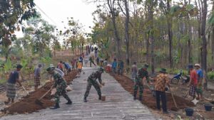 Mbminvestigasi.com | Tak Kenal Hari Libur, Satgas TMMD Selesaikan Jalan Demi Keselamatan Warga