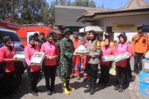 Mbminvestigasi.com | Polres Probolinggo dan Bhayangkari Salurkan Bantuan untuk Relawan Karhutla TNBTS di Bromo