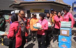 Mbminvestigasi.com | Polres Probolinggo dan Bhayangkari Salurkan Bantuan untuk Relawan Karhutla TNBTS di Bromo