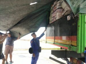 Mbminvestigasi.com | Polres Situbondo Perketat Pemeriksaan Muatan Truk di Pelabuhan Jangkar