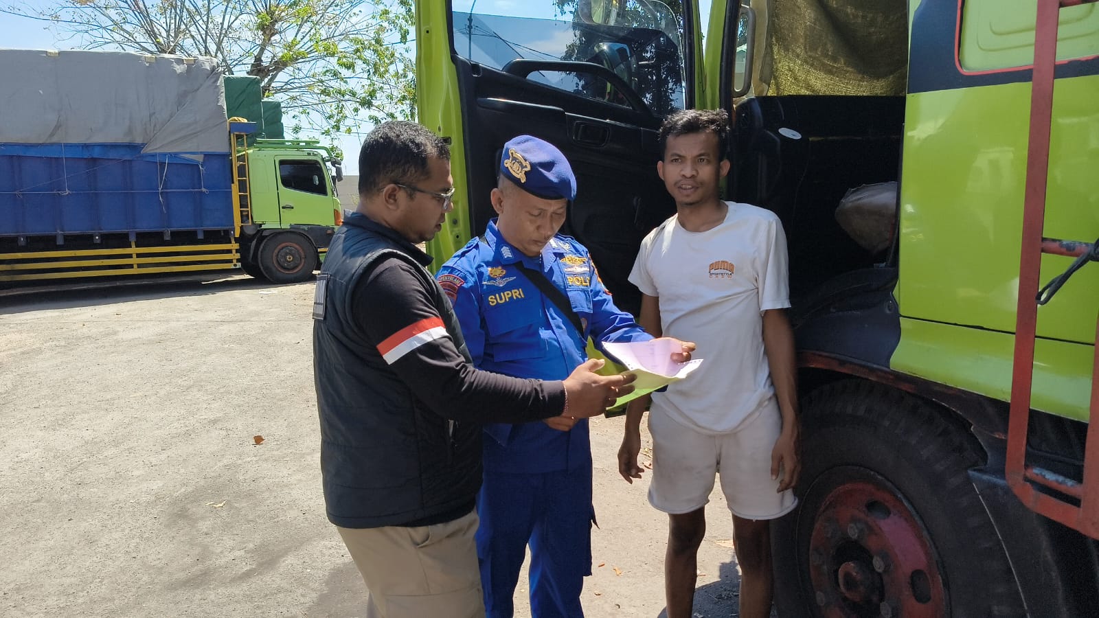 Mbminvestigasi.com | Polres Situbondo Perketat Pemeriksaan Muatan Truk di Pelabuhan Jangkar Mbminvestigasi.com | Polres Situbondo Perketat Pemeriksaan Muatan Truk di Pelabuhan Jangkar