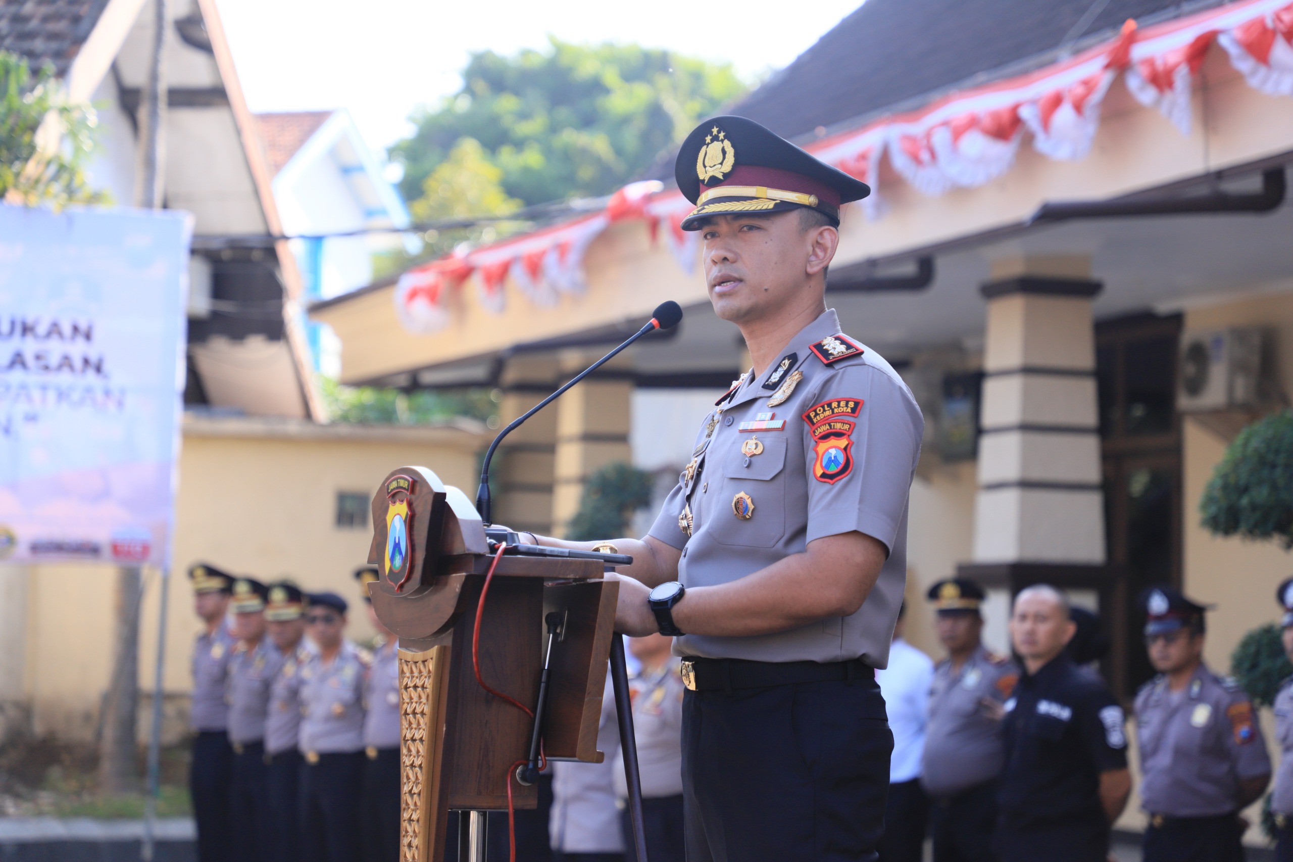 Mbminvestigasi.com | Apel Pagi, Kapolres Kediri Kota Beri Penekanan Keras: Disiplin, Integritas dan Kesiapsiagaan. Mbminvestigasi.com | Apel Pagi, Kapolres Kediri Kota Beri Penekanan Keras: Disiplin, Integritas dan Kesiapsiagaan.