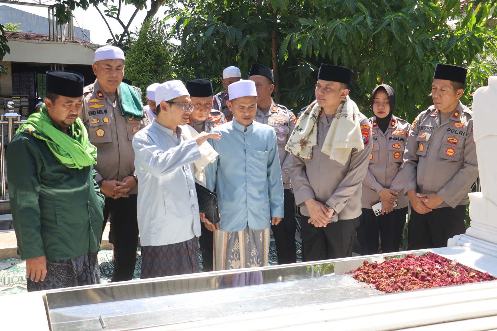 Mbminvestigasi.com | Sinergi Spiritual, Kapolres Pelabuhan Tanjung Perak Ziarah Wali di Surabaya Mbminvestigasi.com | Sinergi Spiritual, Kapolres Pelabuhan Tanjung Perak Ziarah Wali di Surabaya