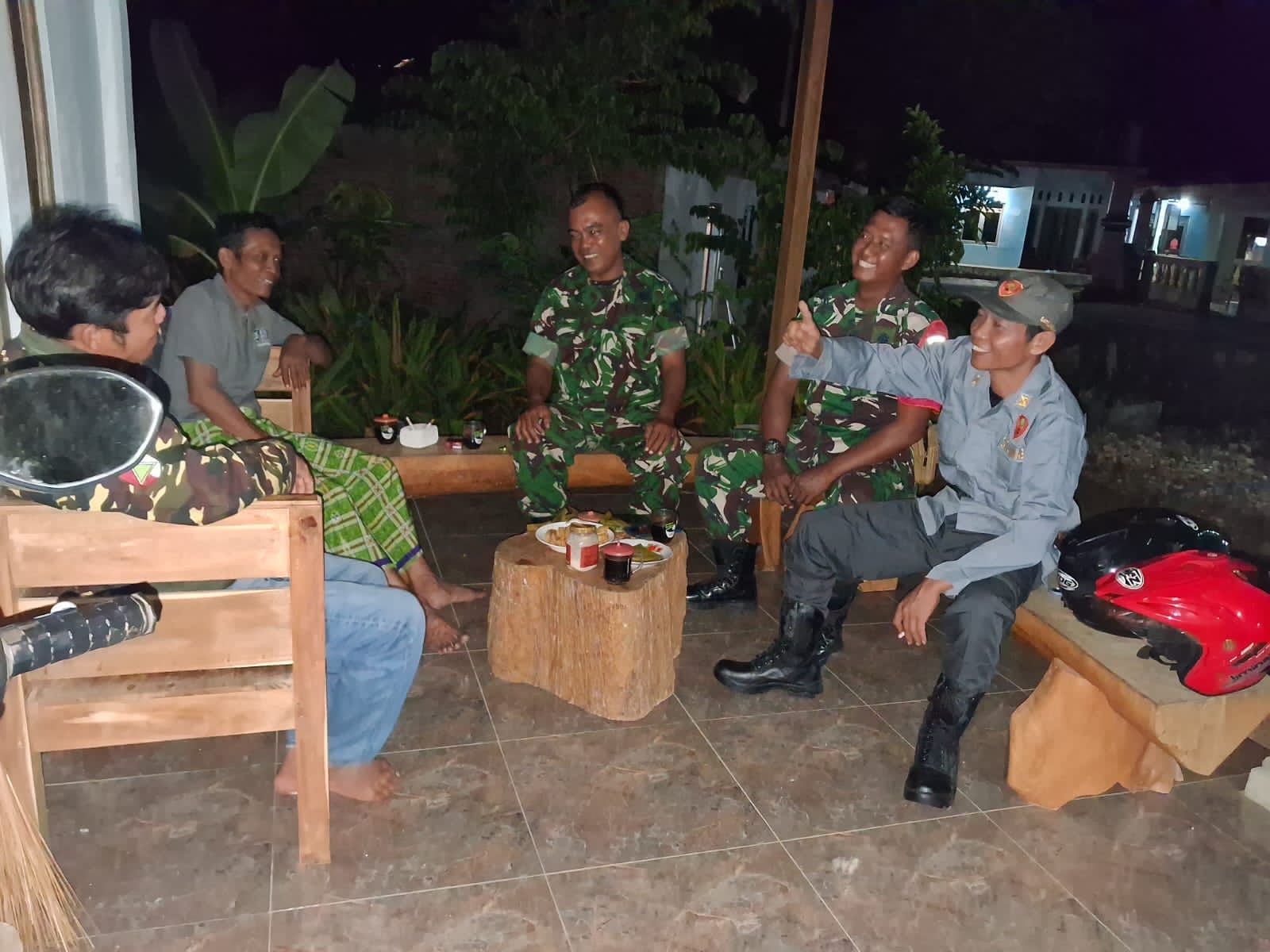 Mbminvestigasi.com | Patroli Malam Babinsa Paranggupito Perkuat Sinergitas dengan Tokoh Masyarakat Mbminvestigasi.com | Patroli Malam Babinsa Paranggupito Perkuat Sinergitas dengan Tokoh Masyarakat