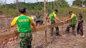 Mbminvestigasi.com | Wujudkan Kemanunggalan dan Toleransi, Pos Kampung Jasa Satgas Pamtas Yonarmed 13/Nanggala Bersama Warga Gelar Kerja Bakti Pembangunan Gereja di Desa Jasa