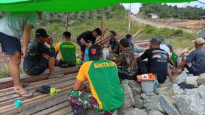 Mbminvestigasi.com | Wujudkan Kemanunggalan dan Toleransi, Pos Kampung Jasa Satgas Pamtas Yonarmed 13/Nanggala Bersama Warga Gelar Kerja Bakti Pembangunan Gereja di Desa Jasa