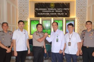 Mbminvestigasi.com | Bangun Jejaring Lintas Elemen, Kapolres Kediri Sambangi TNI, Ulama hingga Ketua PN.