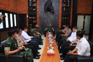 Mbminvestigasi.com | TNI-Polri Kompak, Kapolres Kediri Kota Perkuat Sinergi dengan Yonif 521/DY