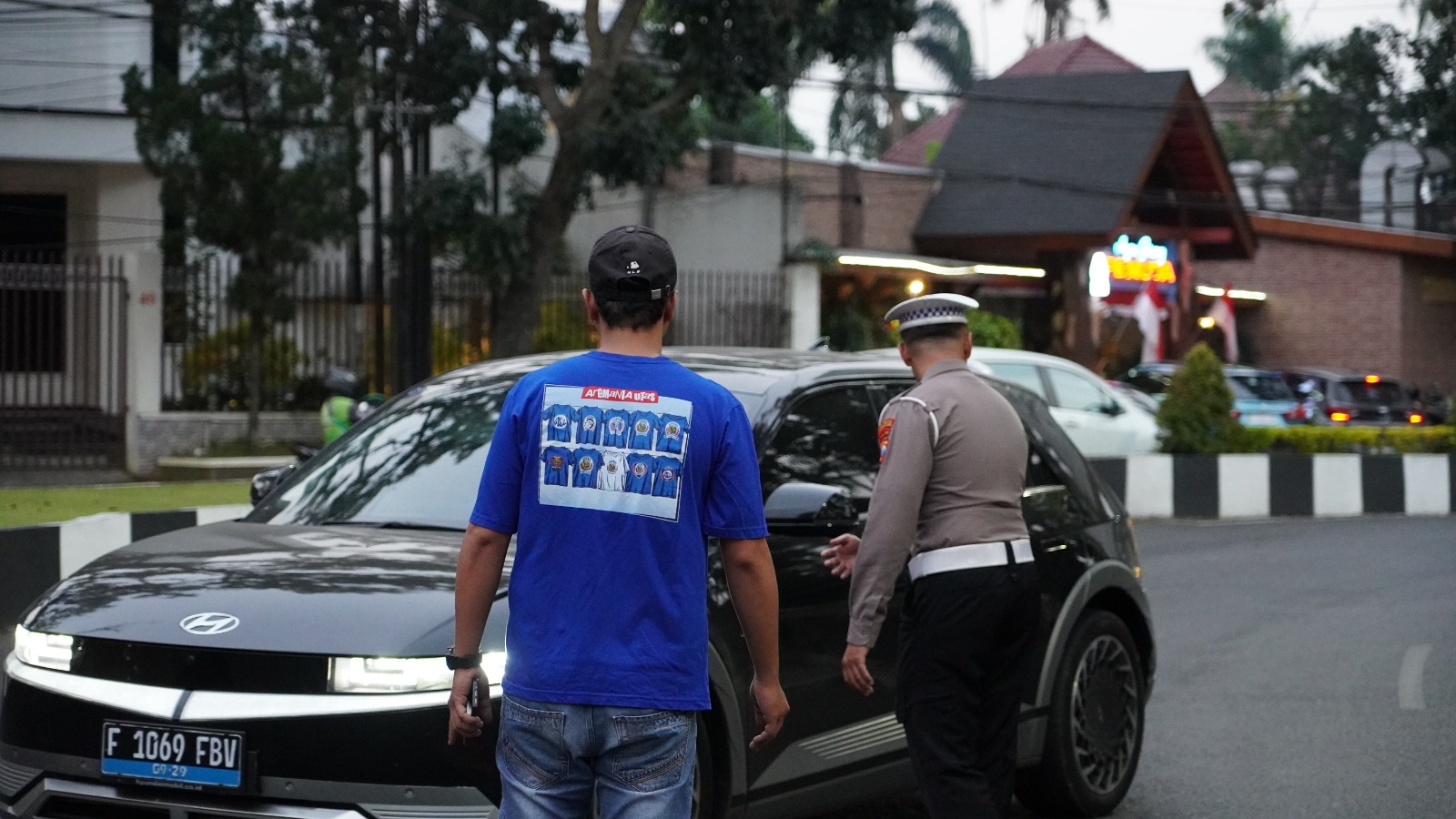 Mbminvestigasi.com | Polresta Malang Kota dan Aremania Bagikan 39 Mawar, Tebar Pesan Damai Jelang HUT Arema FC Mbminvestigasi.com | Polresta Malang Kota dan Aremania Bagikan 39 Mawar, Tebar Pesan Damai Jelang HUT Arema FC
