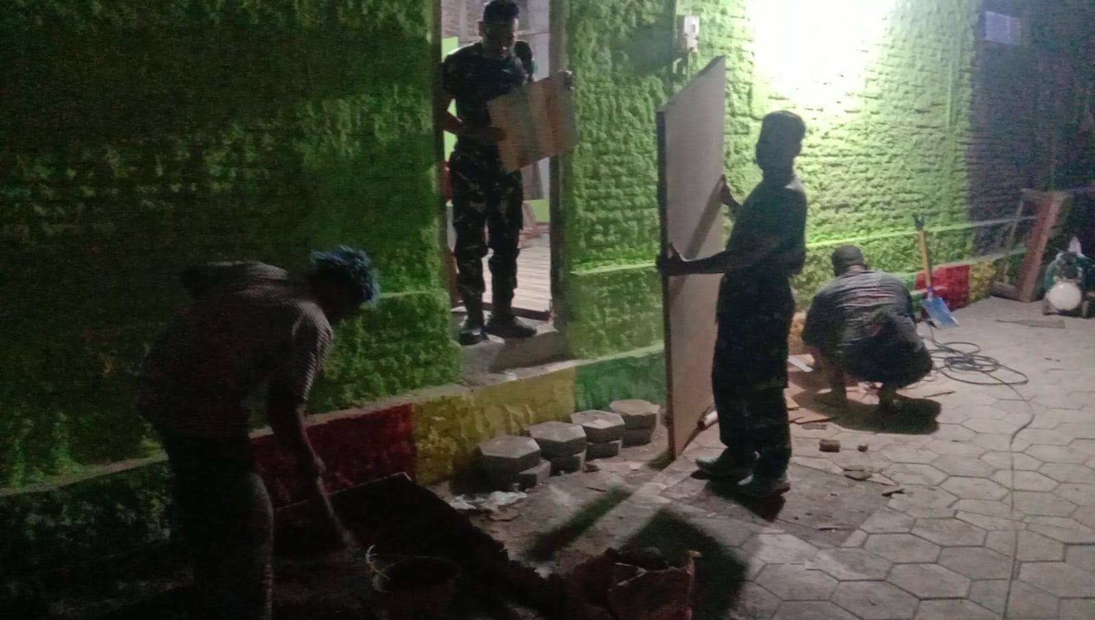 Mbminvestigasi.com | Babinsa, Tukang & Warga Pasang Keramik Lantai RTLH Di Lembur Sampai Malam Hari