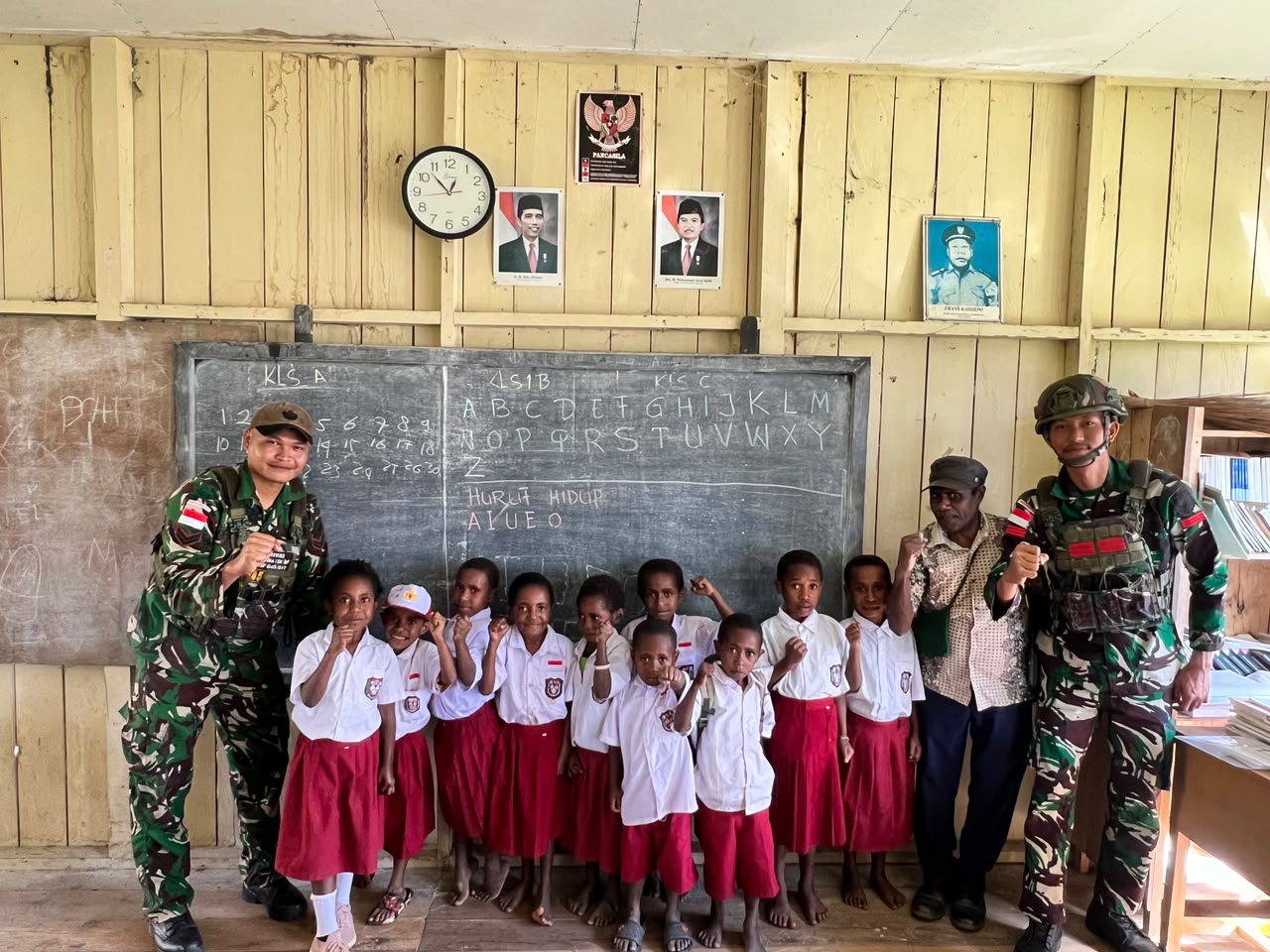 Mbminvestigasi.com | Tingkatkan semangat belajar anak Papua,Satgas Yonif 645/Gty kunjungi SD Inpres Eragayam