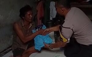Mbminvestigasi.com | Polri Hadir di Tengah Kesulitan Warga, Bhabinkamtibmas Aiptu Suyatno Sambangi Lansia Sakit Menahun