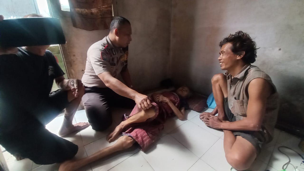 Mbminvestigasi.com | Polri Hadir di Tengah Kesulitan Warga, Bhabinkamtibmas Aiptu Suyatno Sambangi Lansia Sakit Menahun