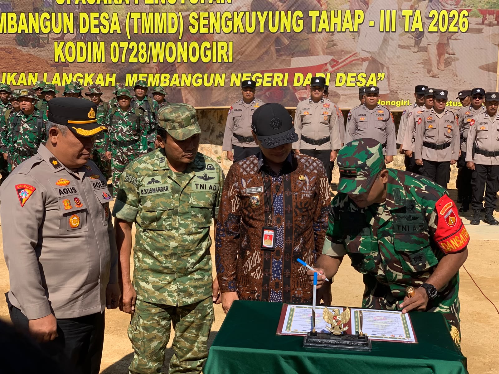 Mbminvestigasi.com | Dandim Wonogiri Bacakan Amanat Panglima Kodam IV/Diponegoro, TMMD Di Desa Brenggolo Resmi Di Tutup