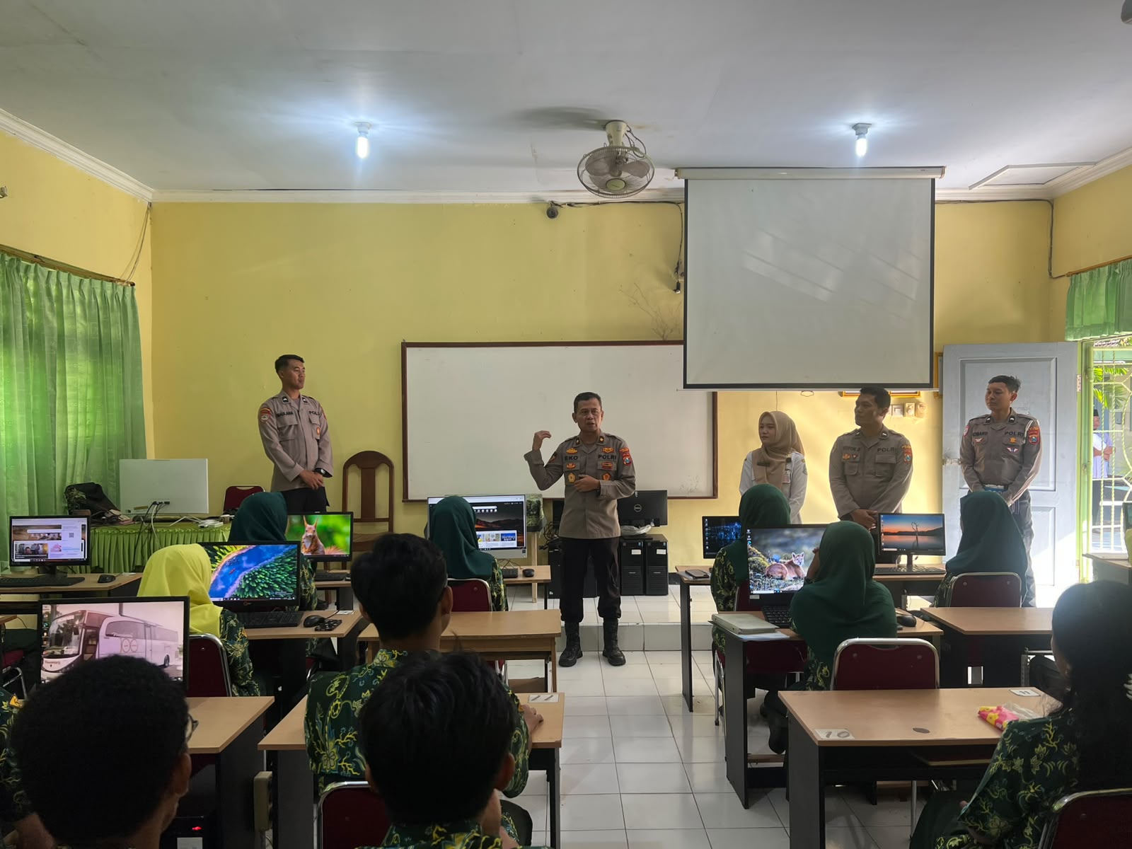 Mbminvestigasi.com | Polres Kediri Kenalkan AI kepada Pelajar SMAN 2 Pare