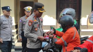 Mbminvestigasi.com | Jelang HUT RI ke-81, Polsek Kediri Kota Bagikan Bendera Merah Putih kepada Ojol dan Tukang Becak