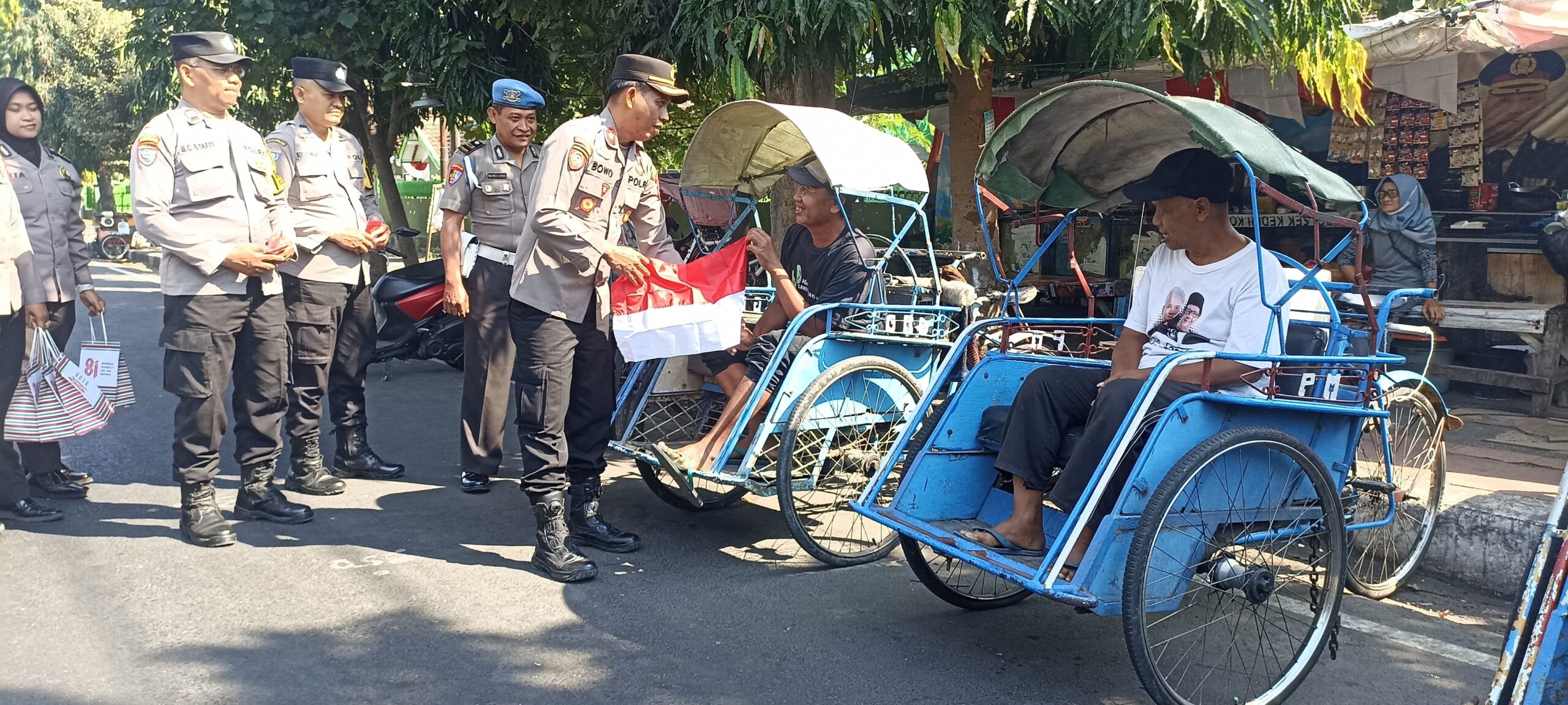 Mbminvestigasi.com | Jelang HUT RI ke-81, Polsek Kediri Kota Bagikan Bendera Merah Putih kepada Ojol dan Tukang Becak