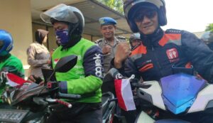 Mbminvestigasi.com | Jelang HUT RI ke-81, Polsek Kediri Kota Bagikan Bendera Merah Putih kepada Ojol dan Tukang Becak