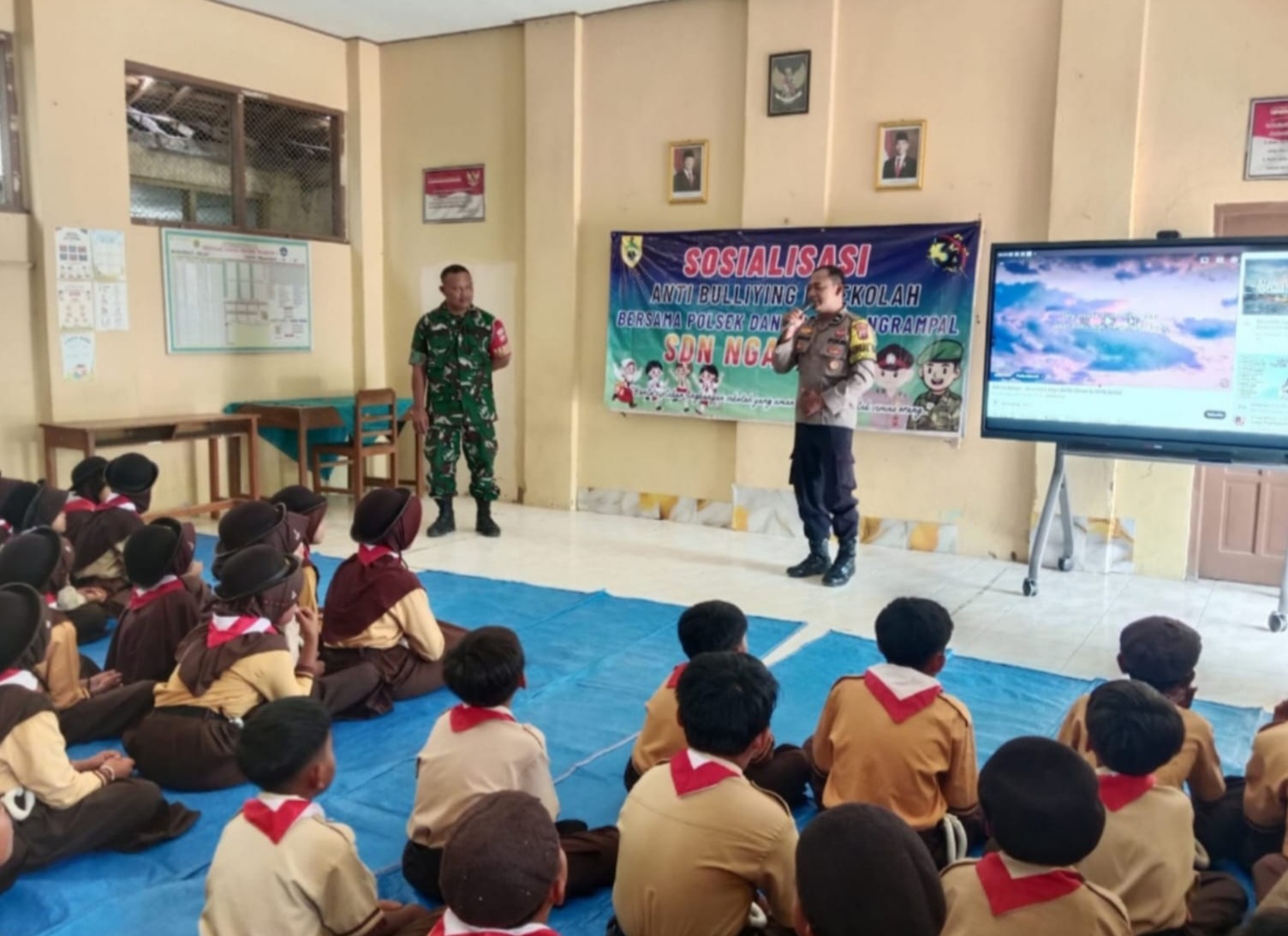Mbminvestigasi.com | Cegah Bullying di Sekolah, Babinsa dan Bhabinkamtibmas Bekali 75 Siswa SDN Ngarum 1