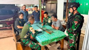 Mbminvestigasi.com | Gagalkan Peredaran Senjata Ilegal, Sweeping Gabungan Satgas Yonarmed 13/Nanggala dan Bea Cukai Nanga Badau Amankan 1 Pucuk Senjata Rakitan beserta 4 Butir Munisi