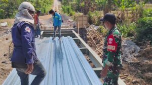 Mbminvestigasi.com | Babinsa Turun Langsung Kawal Pembangunan Jembatan Merah Putih