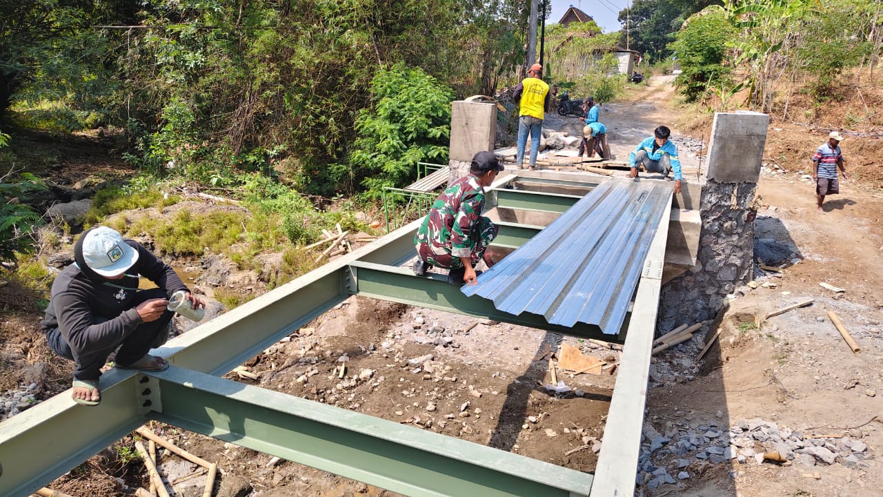 Mbminvestigasi.com | Babinsa Turun Langsung Kawal Pembangunan Jembatan Merah Putih
