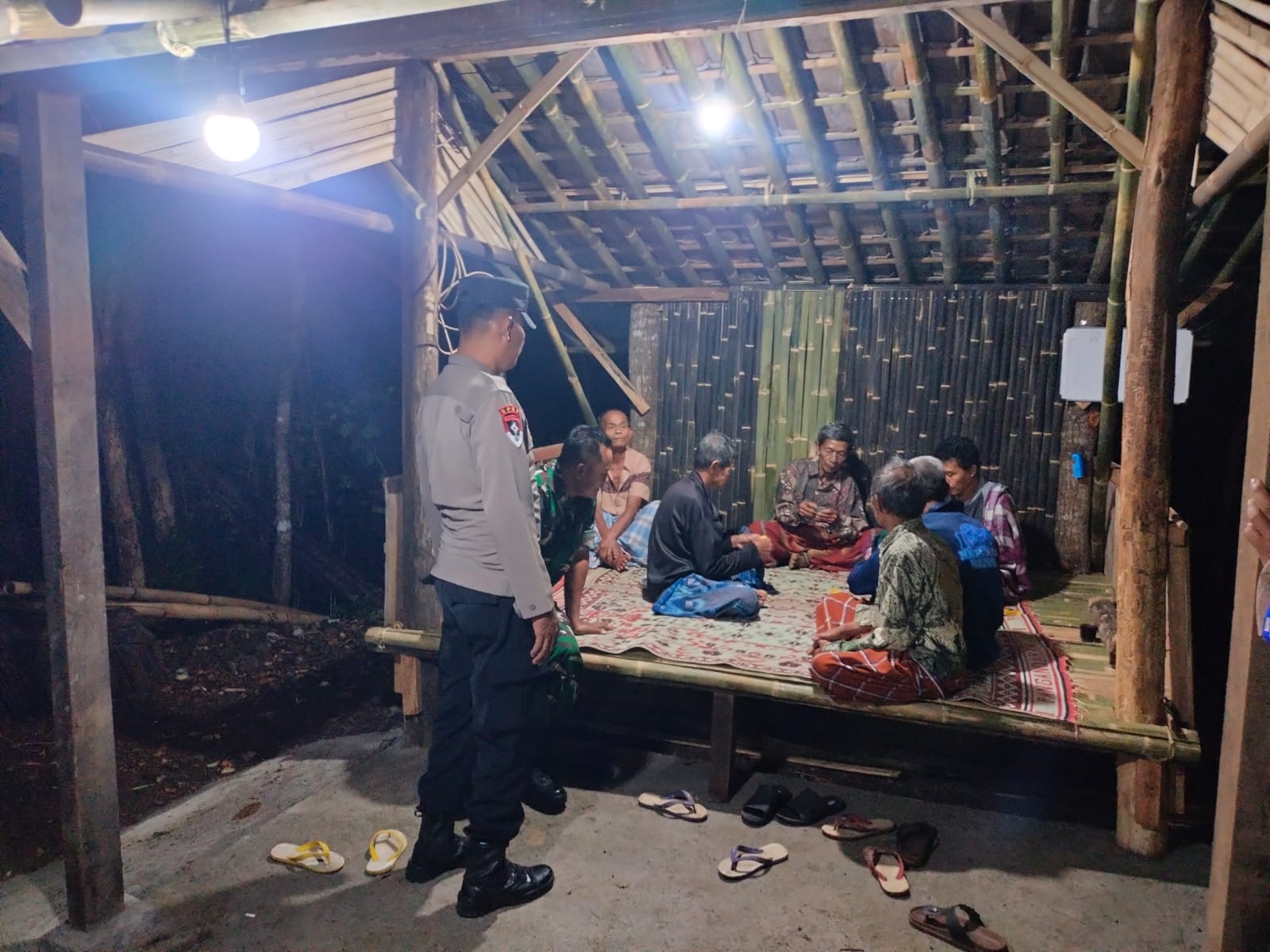 Mbminvestigasi.com | Babinsa DI Jatisrono Aktif Patroli Malam Hari, Wujudkan Keamanan dan Ketertiban Wilayah Mbminvestigasi.com | Babinsa DI Jatisrono Aktif Patroli Malam Hari, Wujudkan Keamanan dan Ketertiban Wilayah