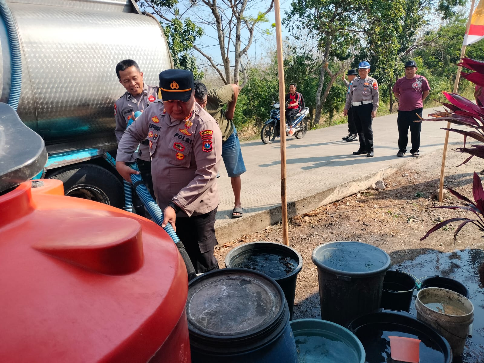 Mbminvestigasi.com | Polres Ponorogo Hadir Bawa Harapan Saat Kemarau Panjang, Salurkan 16 Ribu Liter Air Bersih untuk Warga Karangpatihan
