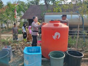 Mbminvestigasi.com | Polres Ponorogo Hadir Bawa Harapan Saat Kemarau Panjang, Salurkan 16 Ribu Liter Air Bersih untuk Warga Karangpatihan