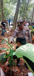 Mbminvestigasi.com | Jaga Lingkungan Tetap Hijau, Warga dan Tiga Pilar Tanam 20 Pohon di Hutan Kota Srengseng Mbminvestigasi.com | Jaga Lingkungan Tetap Hijau, Warga dan Tiga Pilar Tanam 20 Pohon di Hutan Kota Srengseng