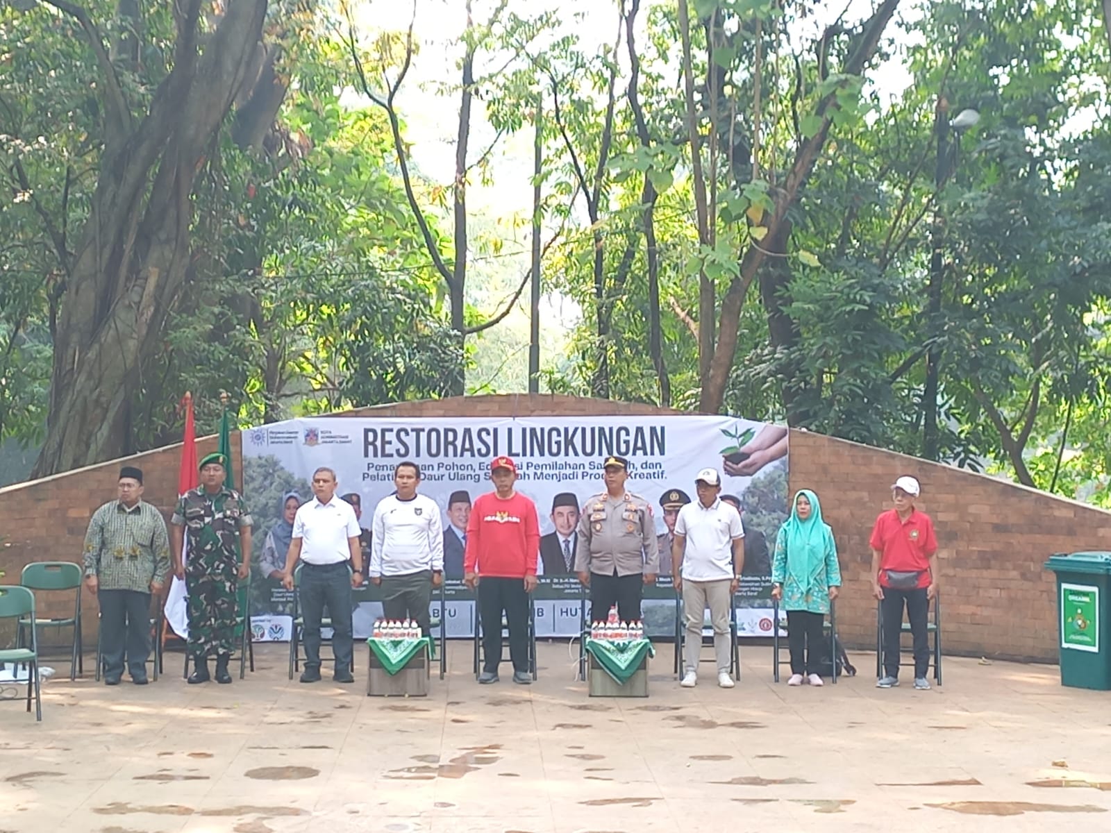 Mbminvestigasi.com | Jaga Lingkungan Tetap Hijau, Warga dan Tiga Pilar Tanam 20 Pohon di Hutan Kota Srengseng