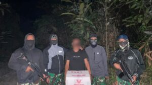 Mbminvestigasi.com | Gagalkan Penyelundupan di Jalur Tikus, Ambush Satgas Yonarmed 13/Nanggala Amankan 48 Botol Minuman Keras Ilegal di Perbatasan