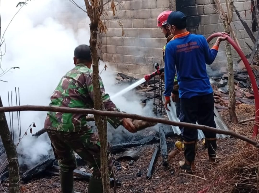 Mbminvestigasi.com | Babinsa dan Warga Berjibaku Padamkan Kebakaran Penampungan Rongsok di Sambi