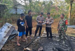 Mbminvestigasi.com | Babinsa dan Warga Berjibaku Padamkan Kebakaran Penampungan Rongsok di Sambi