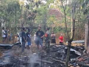 Mbminvestigasi.com | Babinsa dan Warga Berjibaku Padamkan Kebakaran Penampungan Rongsok di Sambi