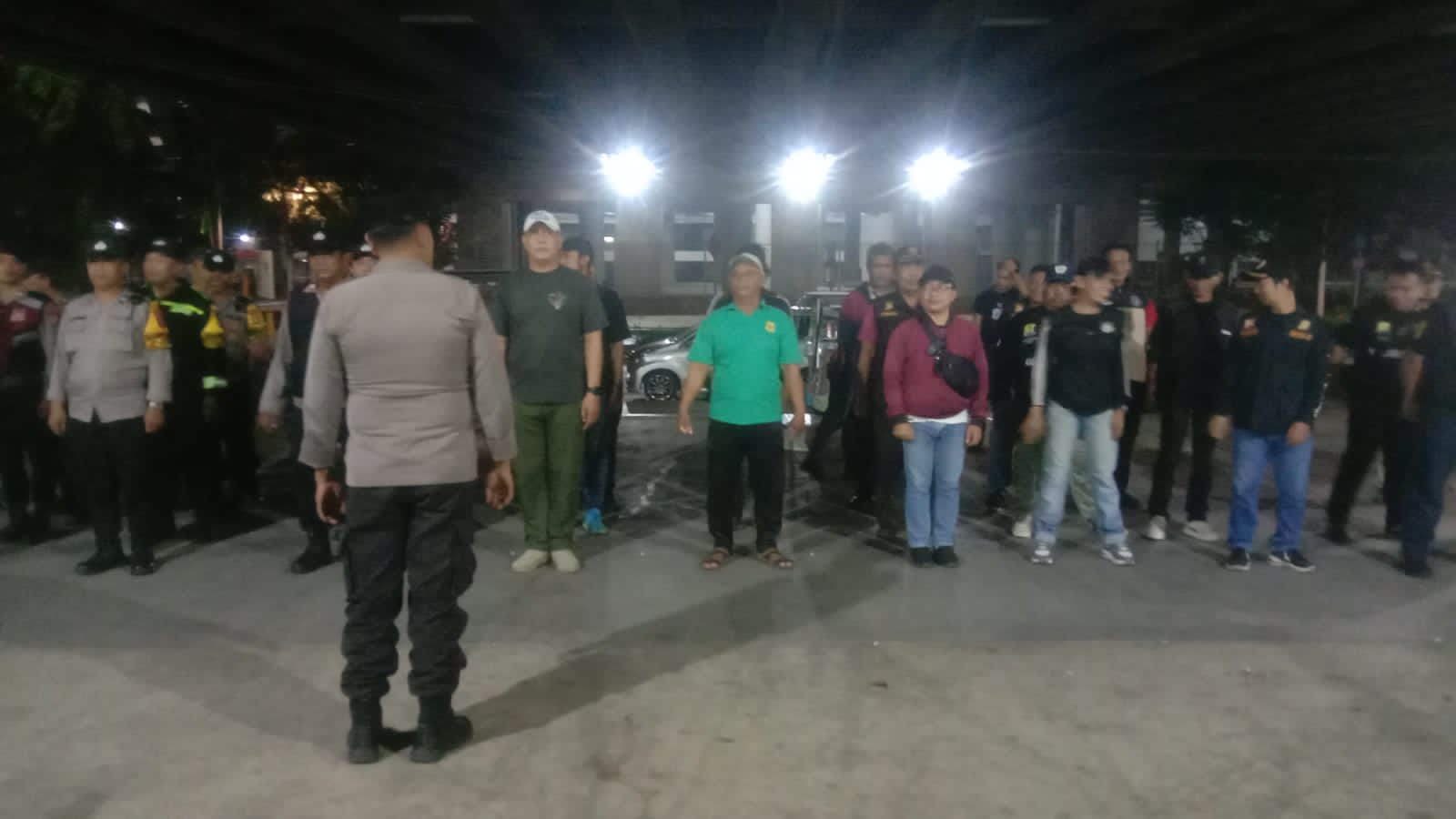 Mbminvestigasi.com | Polsek Tanjung Priok Gelar Apel Gabungan 45 Anggota & Pokdar Kamtibmas di Kolong Jembatan Proyek JIS