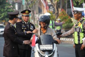 Mbminvestigasi.com | Merah Putih Berkibar di Jalan Kediri, Polres Kediri Kota Ajak Warga Kobarkan Semangat Kemerdekaan Mbminvestigasi.com | Merah Putih Berkibar di Jalan Kediri, Polres Kediri Kota Ajak Warga Kobarkan Semangat Kemerdekaan