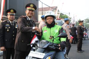 Mbminvestigasi.com | Merah Putih Berkibar di Jalan Kediri, Polres Kediri Kota Ajak Warga Kobarkan Semangat Kemerdekaan