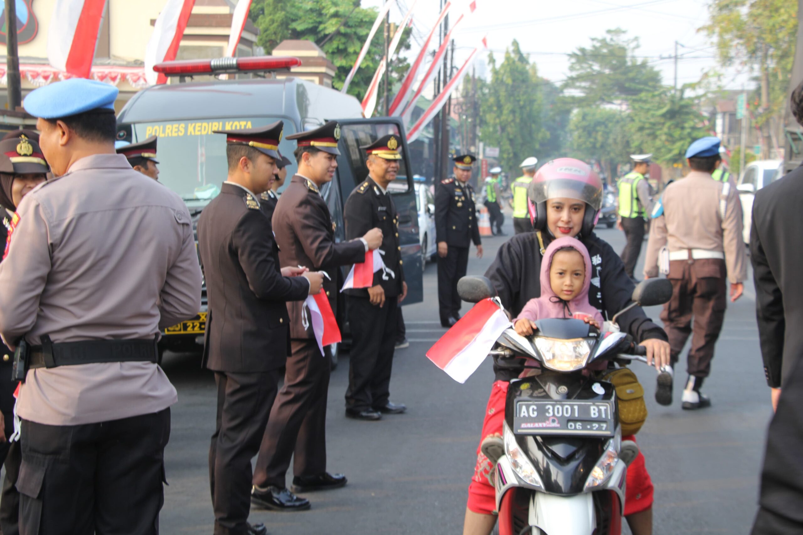 Mbminvestigasi.com | Merah Putih Berkibar di Jalan Kediri, Polres Kediri Kota Ajak Warga Kobarkan Semangat Kemerdekaan