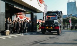 Mbminvestigasi.com | Polda Jatim Kirim Bantuan Kemanusiaan ke NTT, Siapkan Dapur Lapangan hingga Tim Trauma Healing