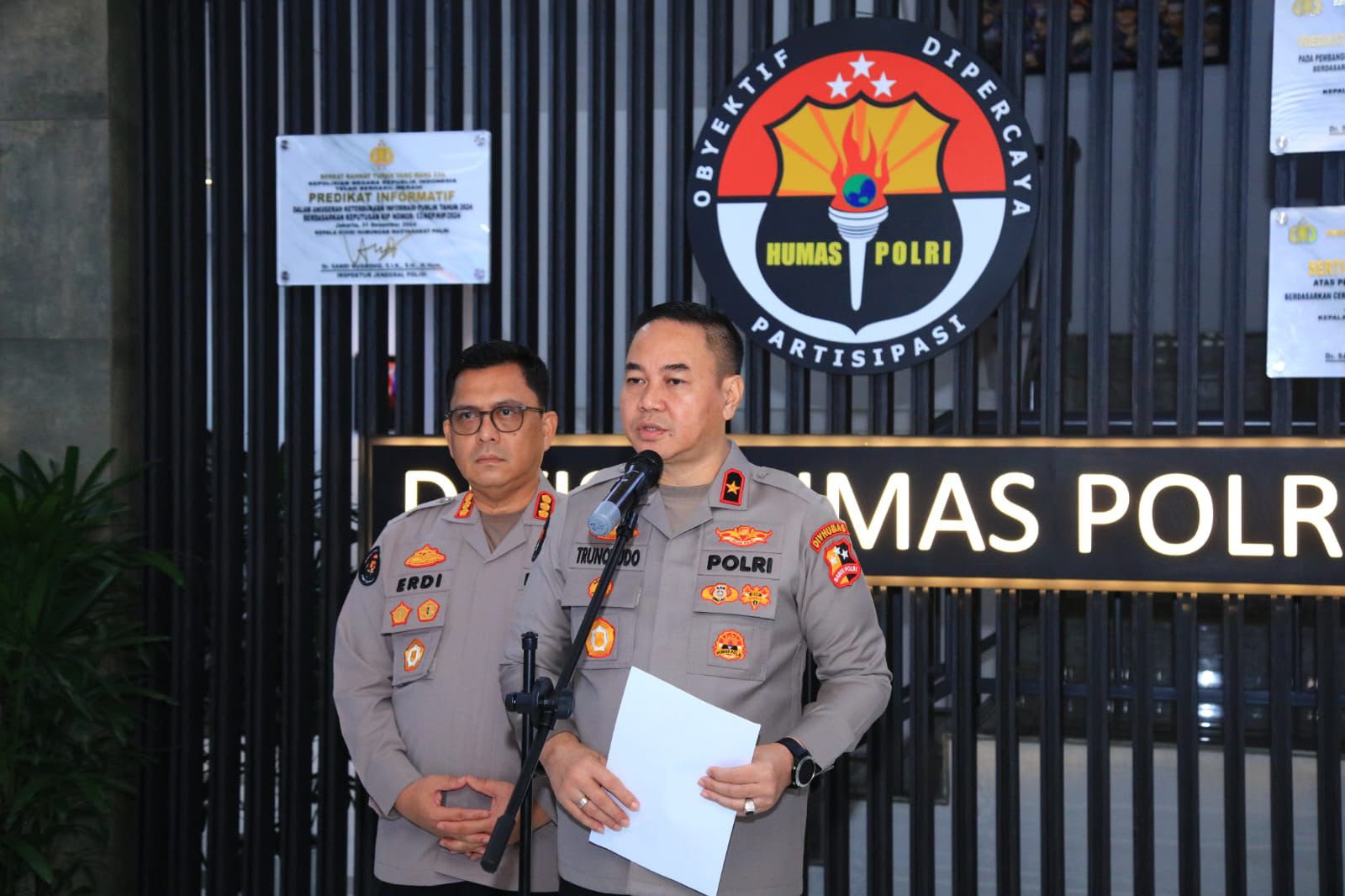 Mbminvestigasi.com | Di Hari Kemerdekaan, Polri Serentak Gerakkan 44 Truk Bantuan untuk Masyarakat Terdampak Gempa Flores