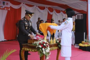 Mbminvestigasi.com | Kapolres Kediri Pimpin Upacara Penurunan Bendera HUT ke-81 RI, Pengabdian Jadi Cara Memaknai Kemerdekaan