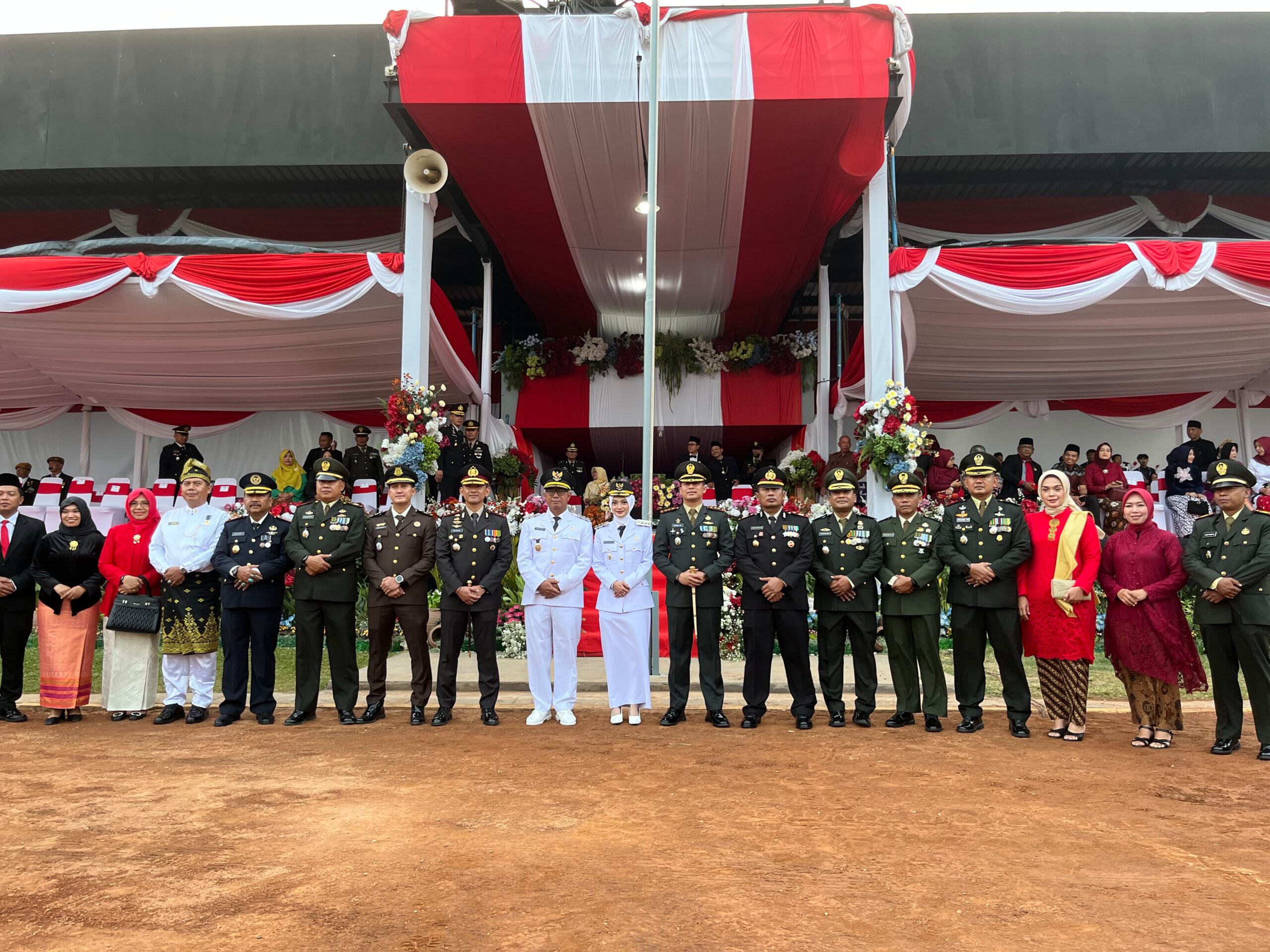 Mbminvestigasi.com | Jaga Semangat Persatuan, Kapolres Kediri Kota Hadiri Upacara Penurunan Bendera di Stadion Brawijaya