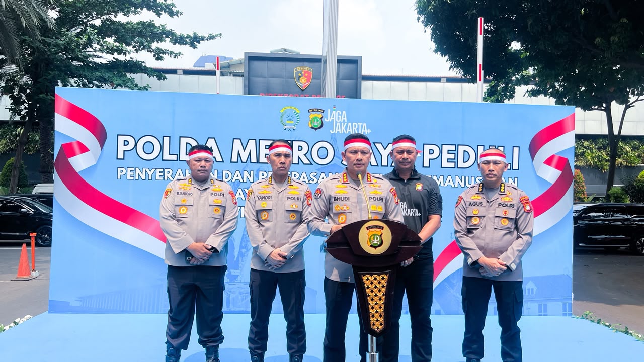 Mbminvestigasi.com | Polda Metro Jaya Kirim 12 Truk Bantuan Kemanusiaan untuk Masyarakat Terdampak Gempa NTT Mbminvestigasi.com | Polda Metro Jaya Kirim 12 Truk Bantuan Kemanusiaan untuk Masyarakat Terdampak Gempa NTT