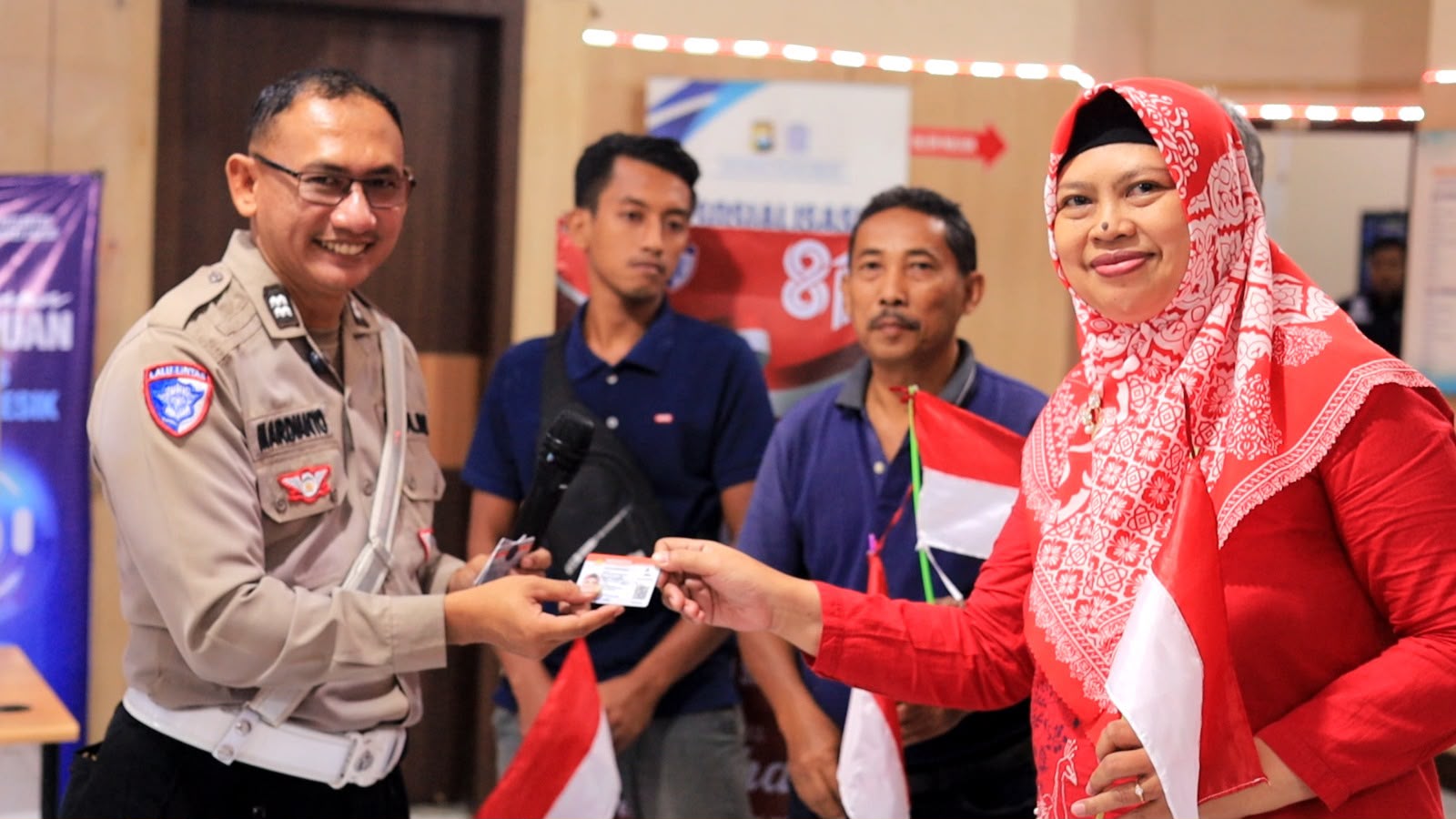 Mbminvestigasi.com | Satlantas Polres Gresik Hadiahkan "SIM Gratis" untuk 17 Warga yang Lahir 17 Agustus