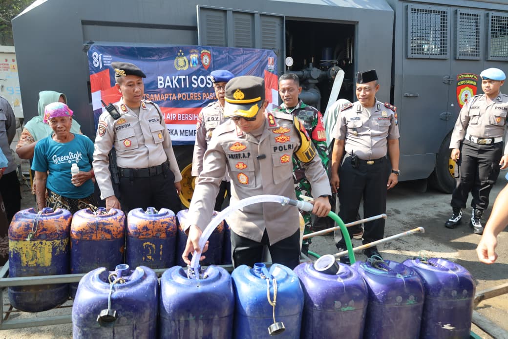 Mbminvestigasi.com | Peringati HUT ke-81 RI, Polres Pasuruan Kota Salurkan Air Bersih untuk Warga Pesisir