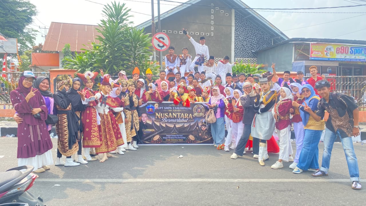 Mbminvestigasi.com | Puluhan Ribu Warga Padati Pawai Alegoris Batusangkar, Semarak HUT ke-81. SMPN 2 Salimpaung Perdana Tampil di Kabupaten Tanah Datar