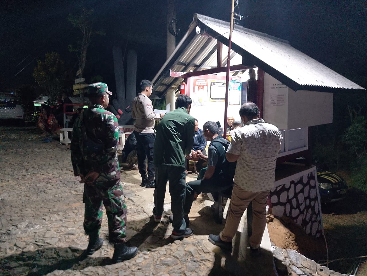 Mbminvestigasi.com | Babinsa Karangtengah Patroli Malam Tingkatkan Pengawasan Guna Cegah Gangguan Kamtibmas Mbminvestigasi.com | Babinsa Karangtengah Patroli Malam Tingkatkan Pengawasan Guna Cegah Gangguan Kamtibmas