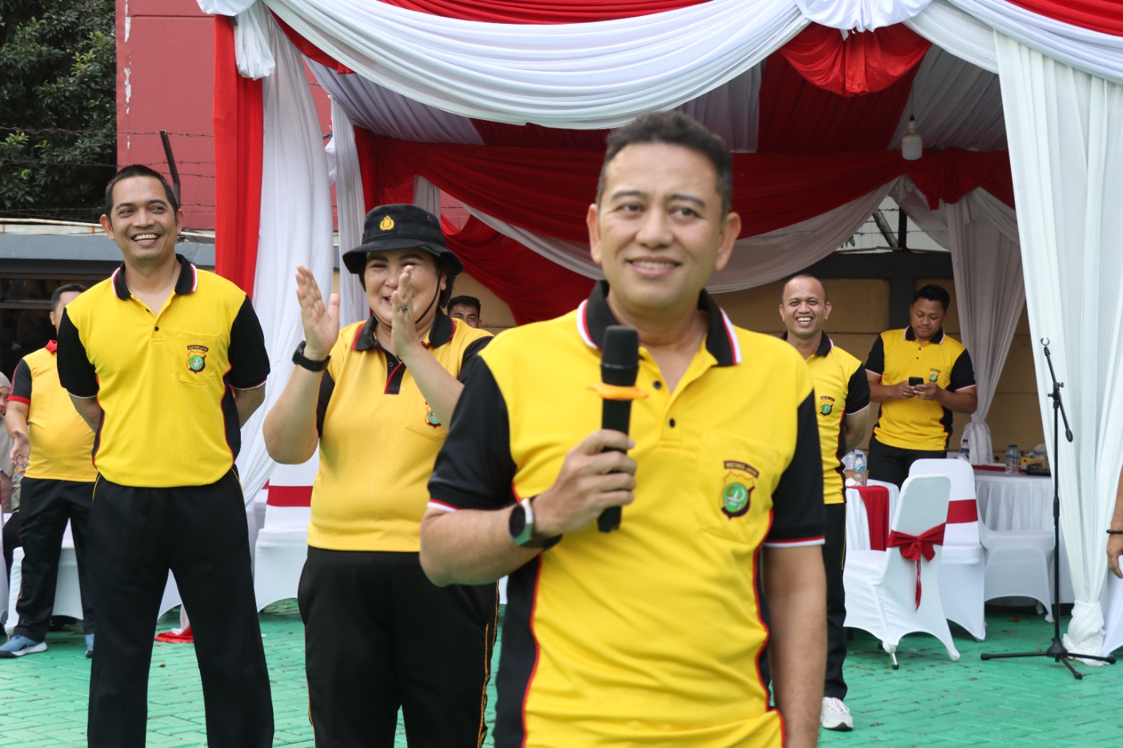 Mbminvestigasi.com | Semarak Gema Merdeka 81, Kapolres Jakbar Ajak Personel Jaga Kekompakan Lewat Lomba Tradisional